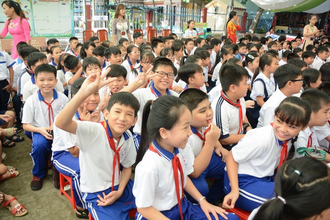 Giving gift portions to pupils on the occasion of Mid-Autumn Festival